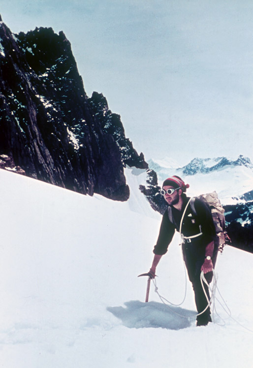 Jorge de León ascendiendo por el glaciar. Foto: Colección de Eduardo Vivaldi, 1967