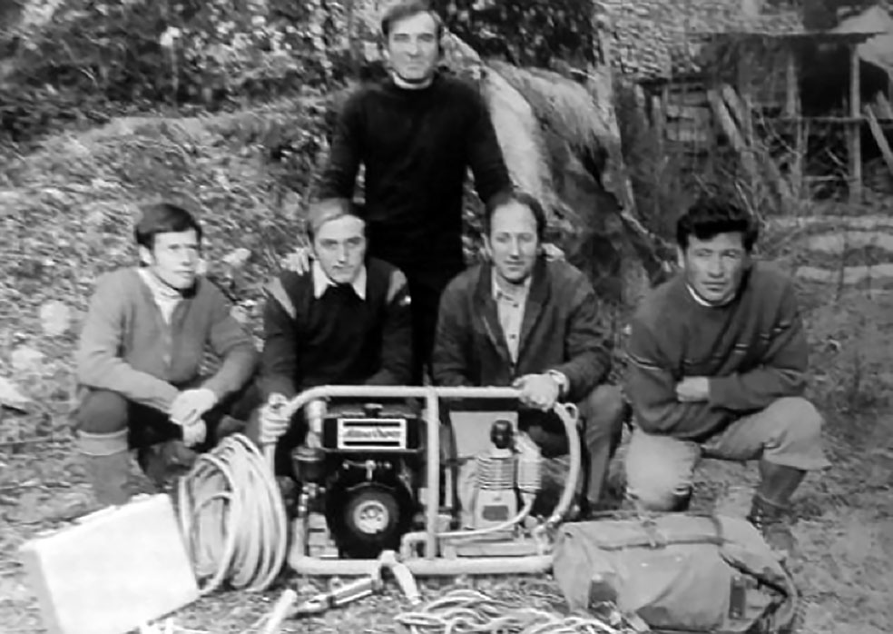 La expedición de Césare Maestri de 1970 con el compresor en sus pies. Foto: www.lacachania.com.ar