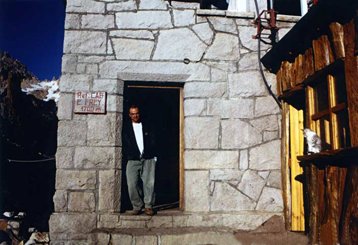 Santiago Storni en la puerta de entrada del Refugio Frey. Foto: Santiago Storni