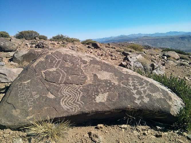 Patrimonio Neuquino: Los petroglifos de Colo Michi Có | Más Neuquén