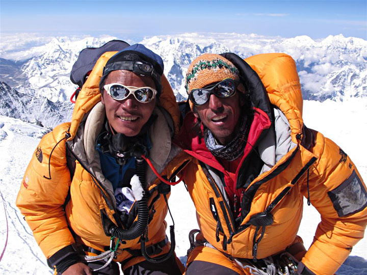 Sherpa y Matías Erroz en la cumbre del Everest. Foto: Matías Erroz