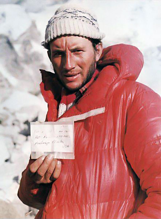 Leszek Cichy, monstrando la nota que en 1979, Ray Genet dejó en la cumbre del Monte Everest. Foto: www.blogs.zherpa.com
