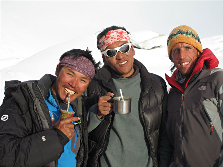 Compartiendo unos mates. Sherpas junto a Matías Erroz. Foto: Matías Erroz