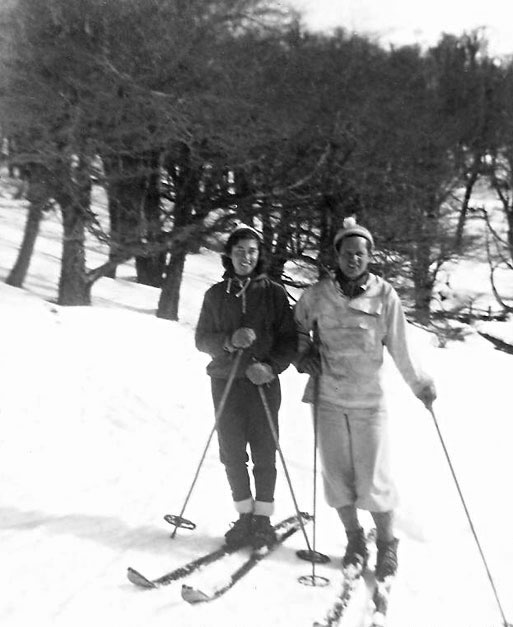 Gerardo y Jacqueline Watzl en la escuela de Otto Meiling, Bariloche, Río Negro, invierno de 1953