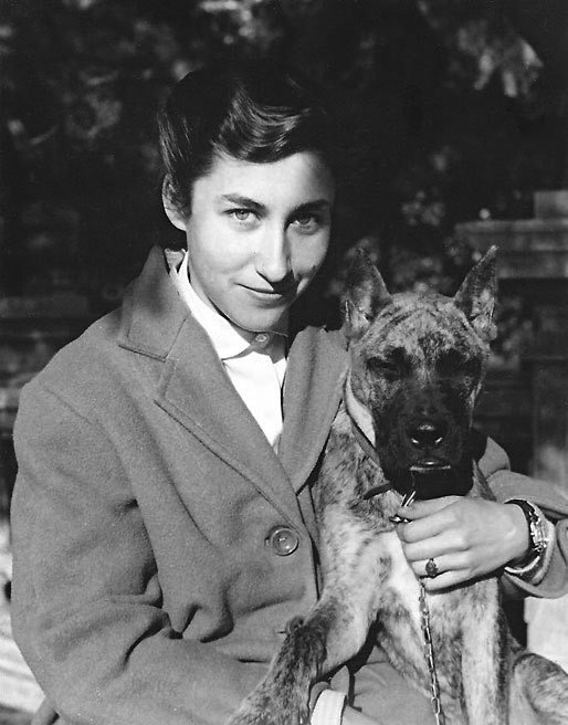 Jacqueline Watzl con su perro Wumba 1956