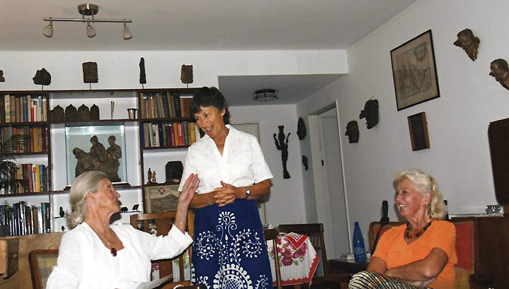 Jacqueline Watzl durante una reunión con amigas en su casa, 2008