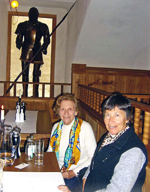 Jacqueline Watzl junto a su hermana en Suiza, 2010