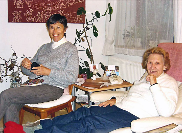 Jacqueline Watzl junto a su hermana en Suiza, 2010