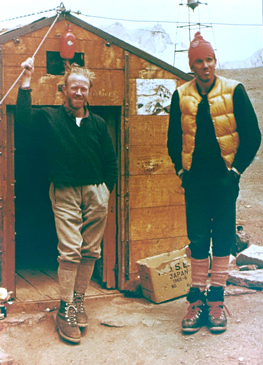 A la derecha José Luis Fonrouge y a la izquierda el austríaco Hans Schönberge, luego de escalar la pared Sur del Aconcagua, en el Refugio Plaza de Mulas, 1966