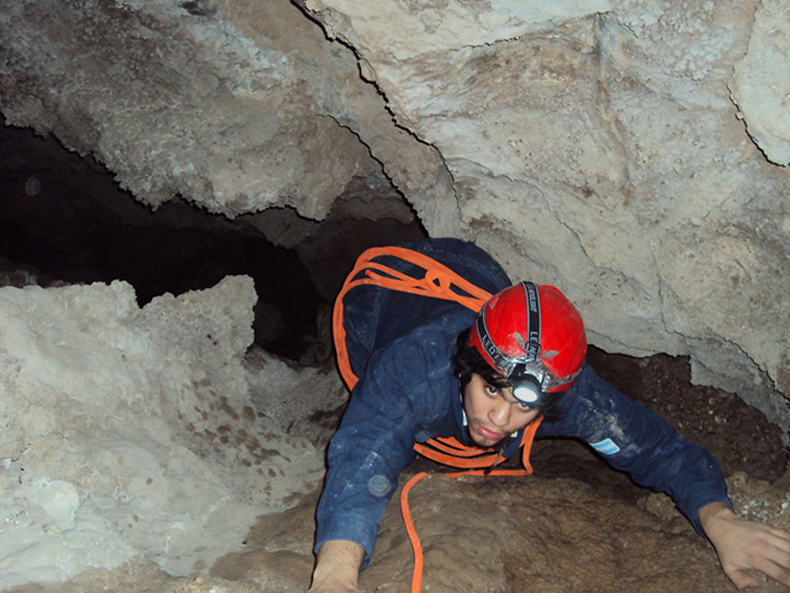Recuperando cuerda mientras avanzamos. Caverna de las Brujas, Mendoza. Foto: Luis Carabelli