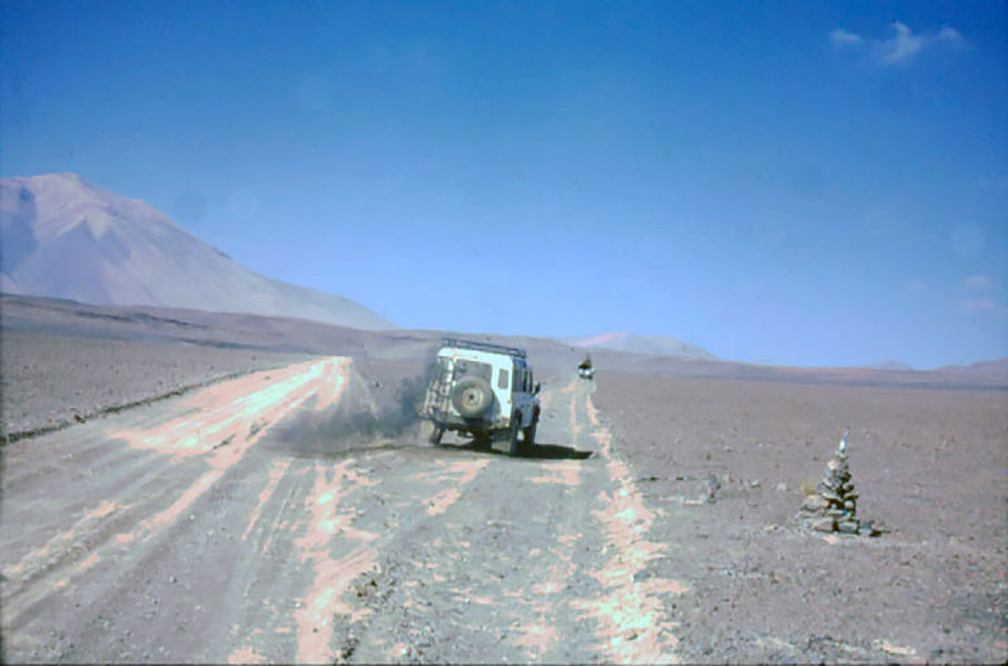 Vista de los vehículos (Jeep y Unimog) durante la aproximación al Llullaillaco, Salta. Foto: Christian Vitry