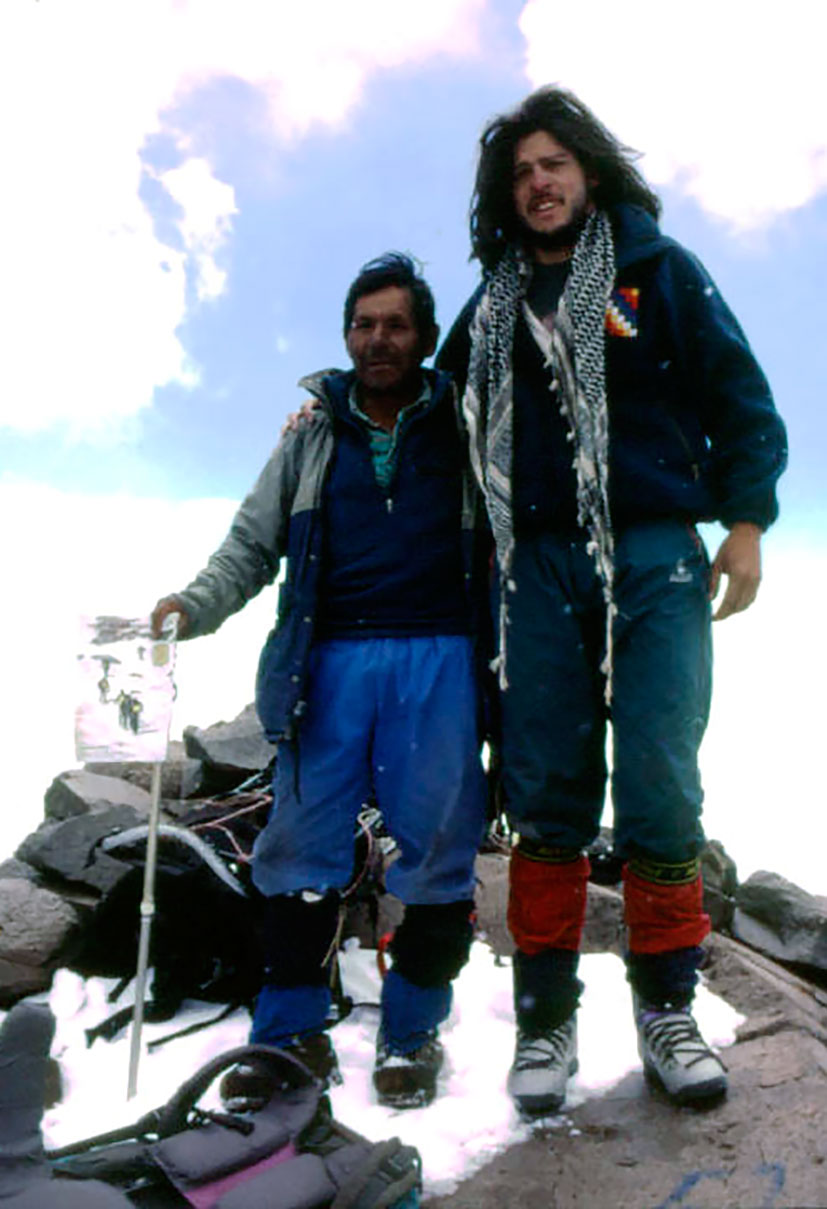Antonio Mercado y Arcadio Mamani en la cima del Llullaillaco, Salta, tras realizar el primer porteo de equipo. Foto: Christian Vitry