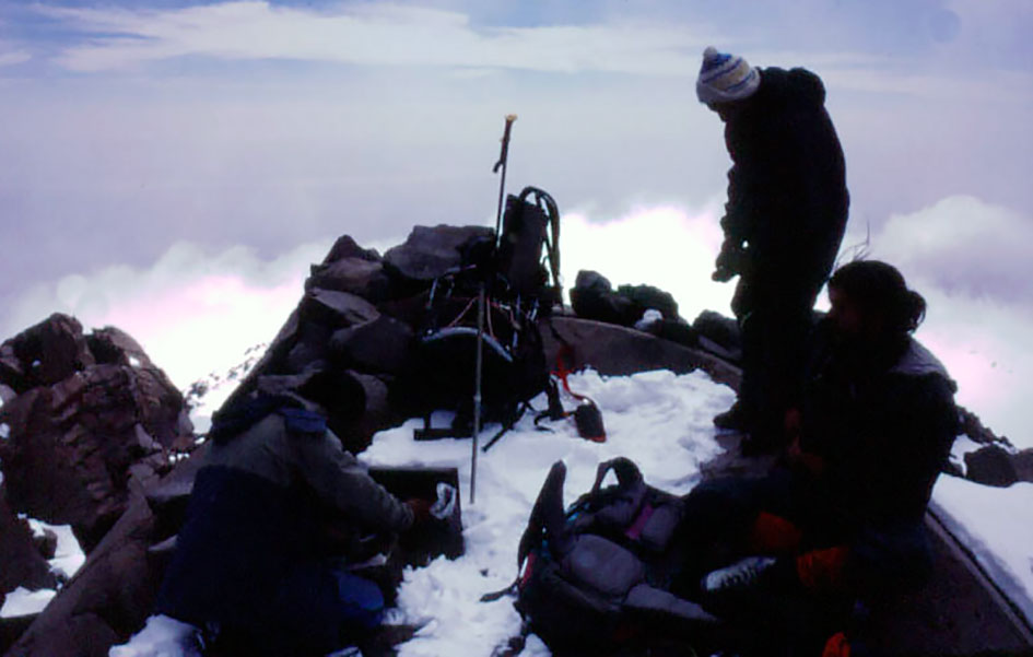 En la cima del Llullaillaco, Salta, la cual fue ascendida varias veces durante la expedición arqueológica. Foto: Christian Vitry