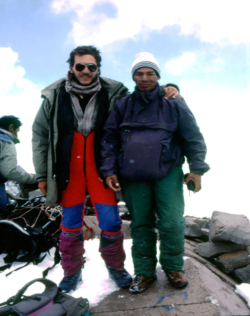 Christian Vitry y el peruano Ignacio Mamani en la cumbre del Llullaillaco, Salta, luego de haber realizado el primer porteo de equipo al campamento de altura. Foto: Christian Vitry